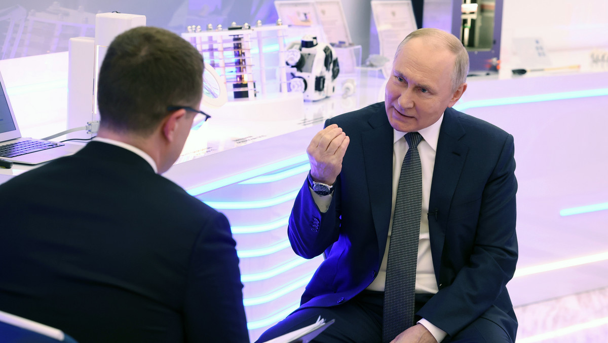 Putin wkłada kij w mrowisko. Twierdzi, że trzyma kciuki za Bidena