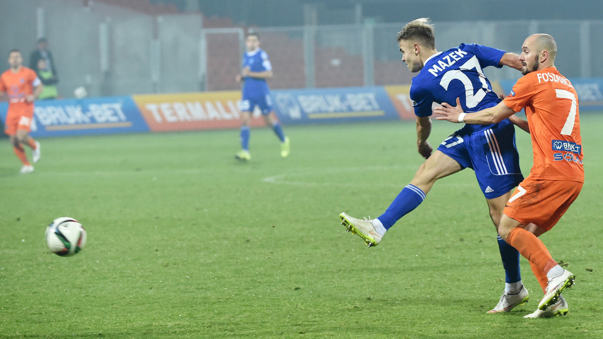 Ruch Chorzów zwycięstwem zakończył 2015 rok w Ekstraklasie. W 21. kolejce rozgrywek Niebiescy pokonali w Niecieczy miejscową Termalikę Bruk-Bet 1:0 (0:0). Zwycięskiego gola dla ekipy Waldemara Fornalika zdobył Kamil Mazek.