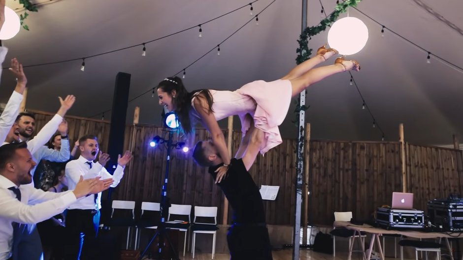 Na weselu zatańczyli do piosenki z " Dirty Dancing". Goście pod wrażeniem!