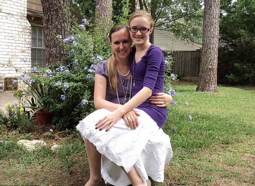 Preživela devojčica, sa majkom Kejti Stej