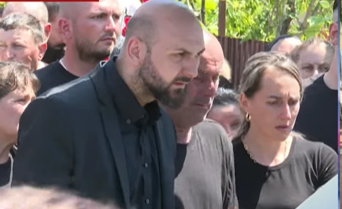Sahrana - Aleks ne odvaja pogled od kovčega