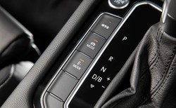 Samochód elektryczny czy spalinowy? Połowa Polaków zdecydowała, a badacze obalają mity