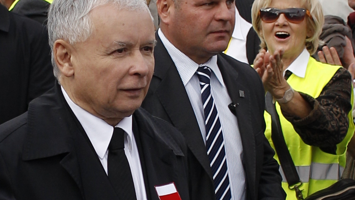 Prezes PiS Jarosław Kaczyński spotkał się w Warszawie z kilkunastoma ambasadorami akredytowanymi w Polsce. Wcześniej poseł Krzysztof Szczerski rozmawiał z ministrem ds. Europy rządu Wielkiej Brytanii Davidem Lidingtonem.