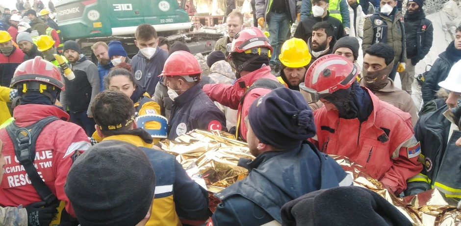Evakuacija žene koju su Užičani pronašli živu u ruševinama