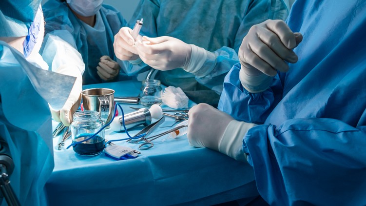 A colitis ulcerosa kezelése történhet gyógyszeresen és műtéti úton. A kezelés célja a tünetmentes periódusok meghosszabbítása, a heveny fellángolások esetében a tünetek csökkentése.