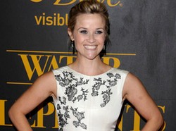 Aktorka olśniewa na czerwonym dywanie