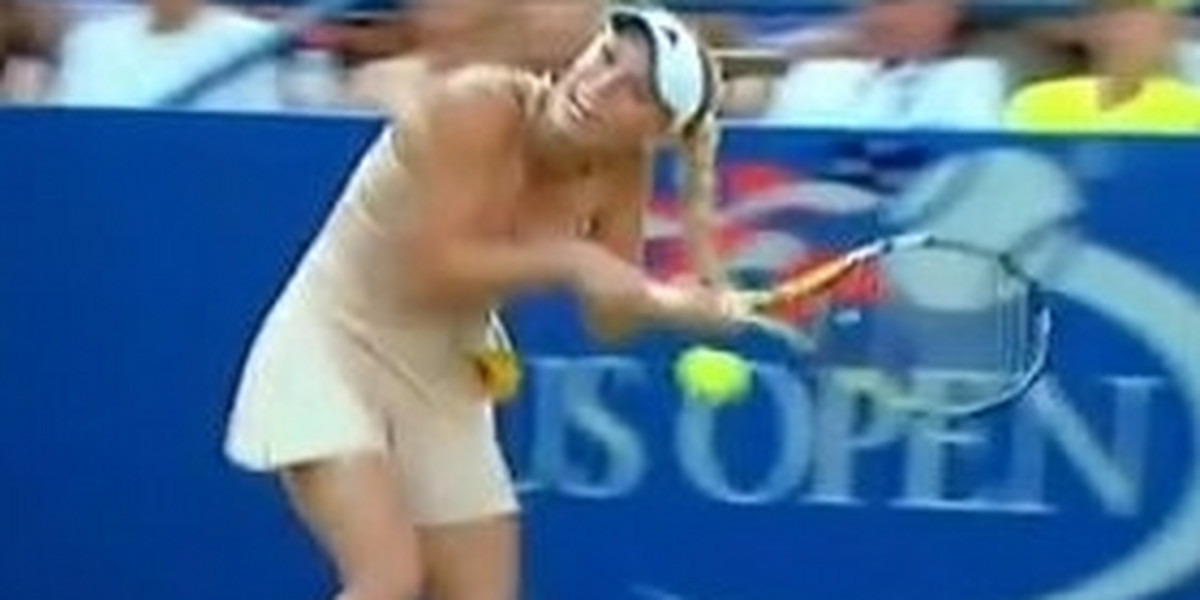 Wypadek z warkoczem Caroline Wozniacki podczas US Open, włosy wkręciły jej się w rakietę!