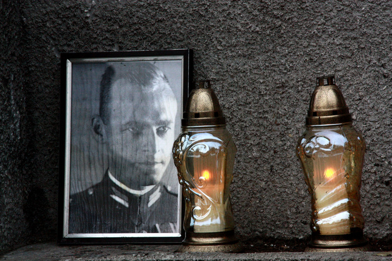 Fotografia rotmistrza Witolda Pileckiego przed aresztem śledczym przy ul. Rakowieckiej w Warszawie