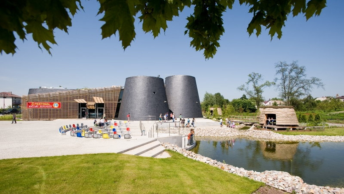 20 mln zł ma kosztować park promujący literaturę, który powstanie przy Europejskim Centrum Bajki w Pacanowie. Rozstrzygnięto konkurs na koncepcję architektoniczną i scenariusz programu edukacyjnego przestrzeni, nazwanej Akademią Bajki.