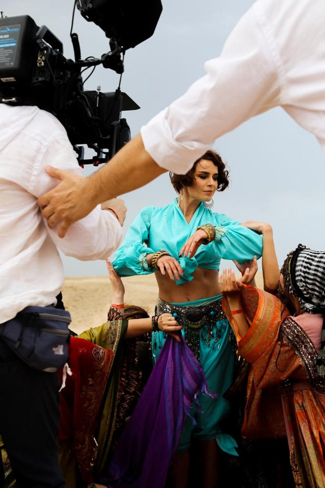 Natasza Urbańska na Saharze w trakcie nagrań do spektaklu "Polita"