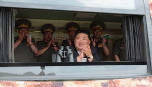 Kim Džong Un nadgledao testove oružja