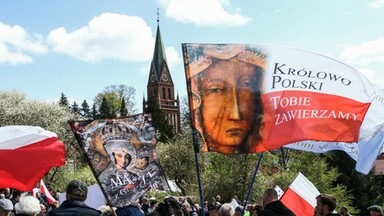 Chodzą ulicami śpiewając pieśni religijne. Wielki protest w Gietrzwałdzie [WIDEO]