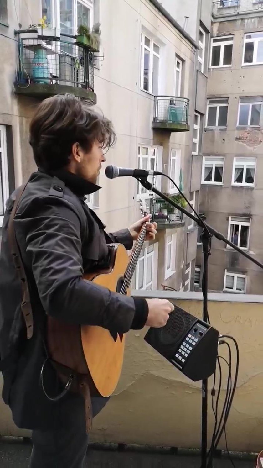 Michał Sołtan zagrał koncert na... balkonie! Nagranie hitem internetu