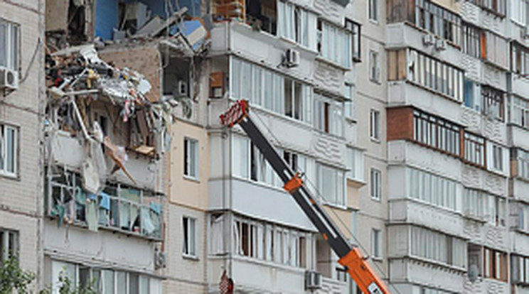 Már öt halálos áldozata van a kijevi házrobbanásnak./ Fotó: MTI/EPA/Szerhij Dolzsenko