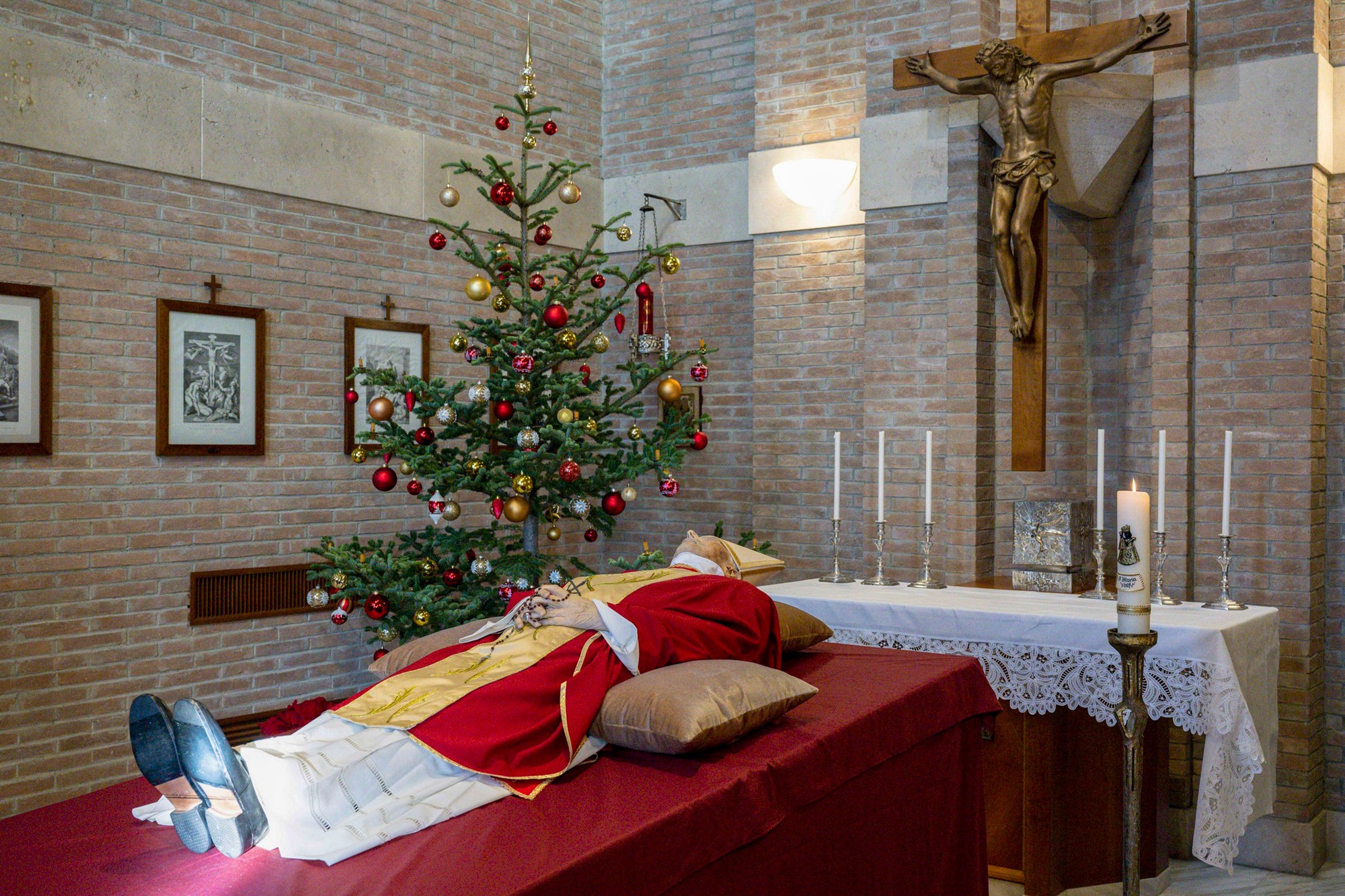 Rakva s pozostatkami pápeža je zatiaľ vystavená v kaplnke kláštora Mater Ecclesiae, kde prevažne žil od  28. februára 2013.