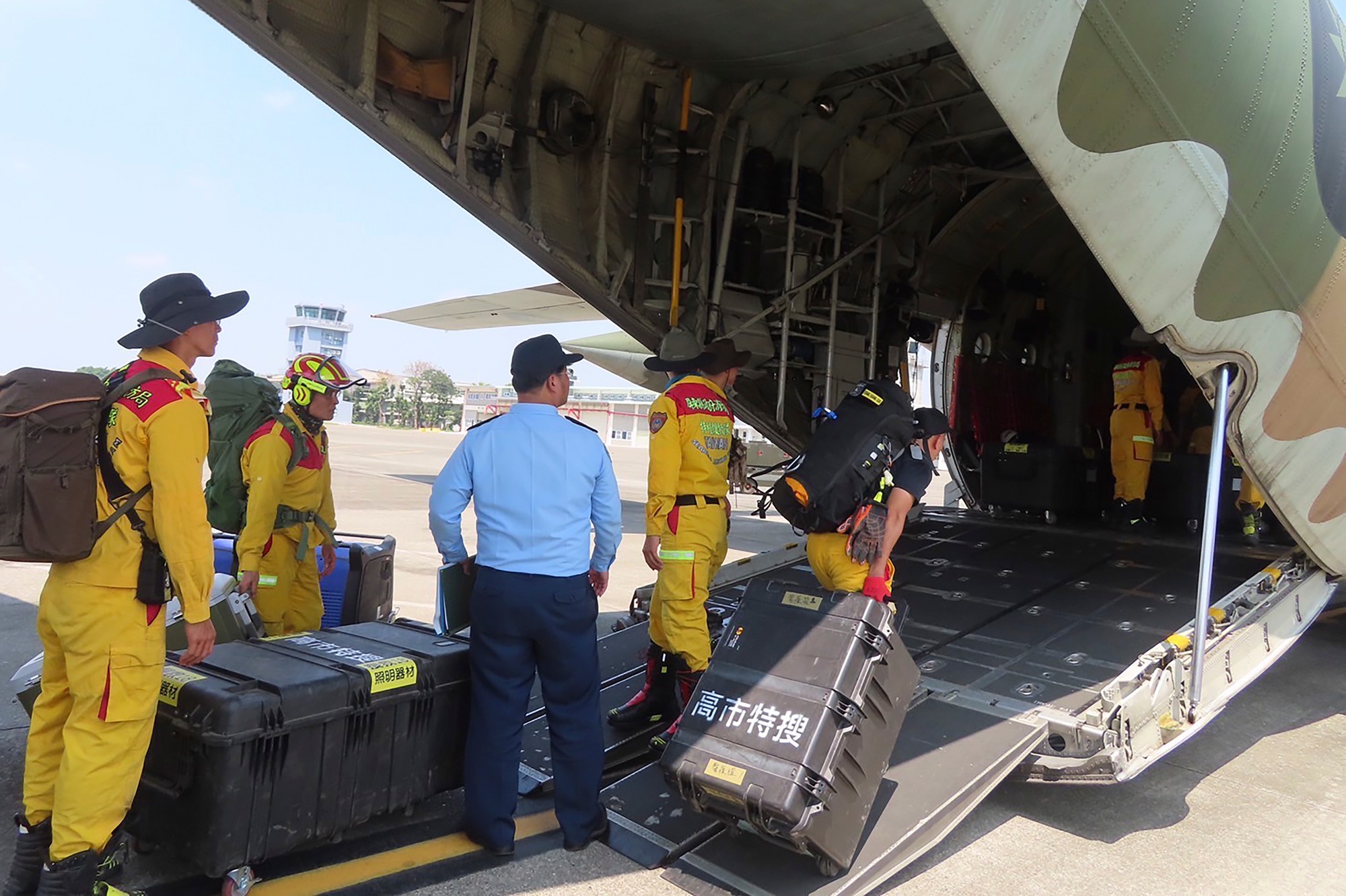 Členovia pátracieho a záchranného tímu sa pripravujú na nasadnutie do lietadla C-130 taiwanských vzdušných síl z vojenskej leteckej základne Pching-tung do oblasti Chua-lien na Taiwane.