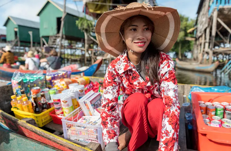 Na jeziorze Tonle Sap nawet sklepy są na łódkach, fot. Getty Images / Education Images