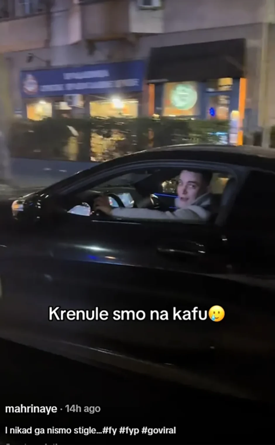 Mahrina prati dečka po gradu