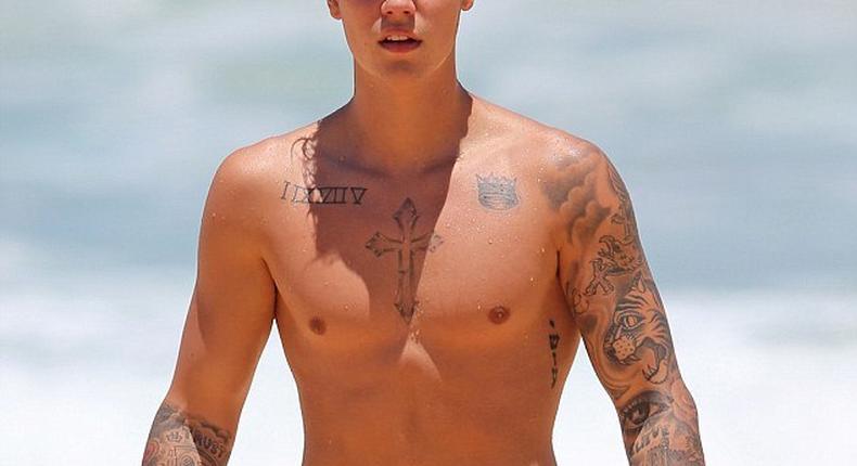 Justin Bieber flaunts it all in Hawaii