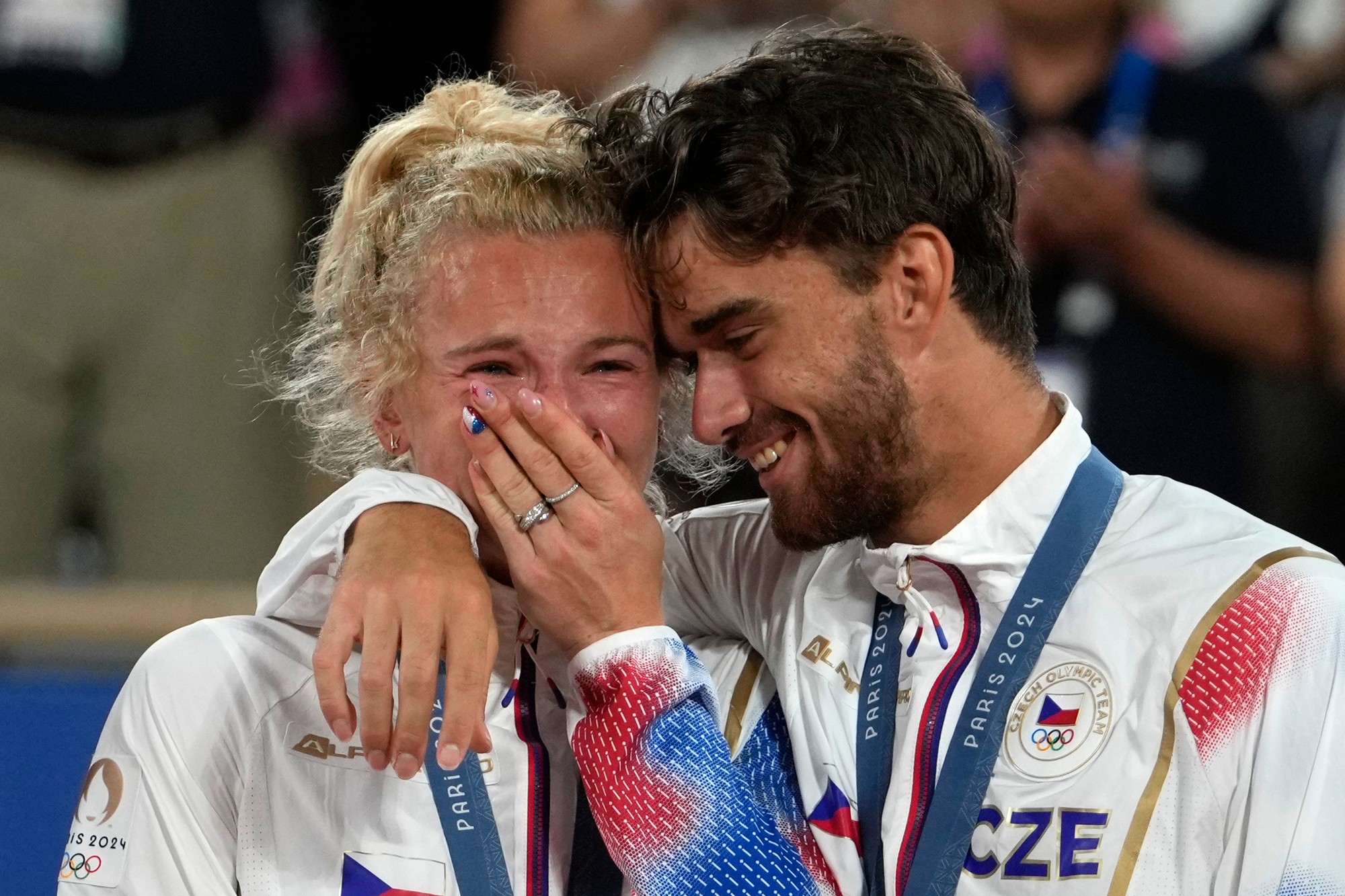 Český pár Kateřina Siniaková a Tomáš Macháč na letných olympijských hrách v Paríži vyhrali zlato.