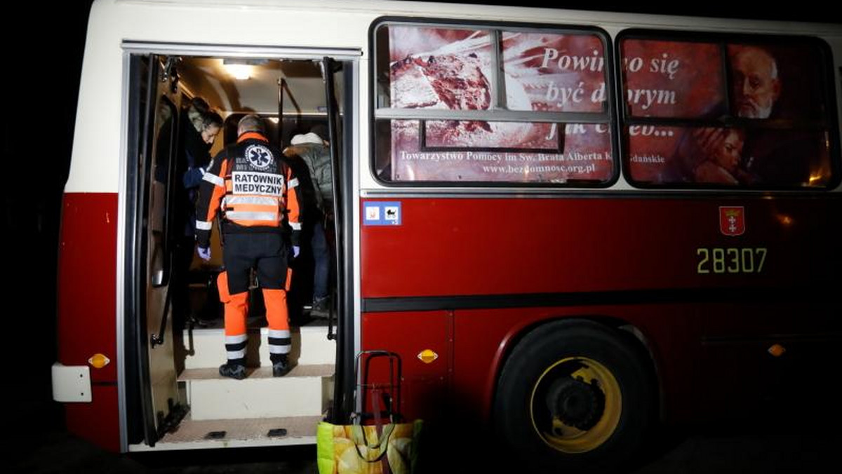 Od kilku dni po Gdańsku kursuje wieczorami specjalna linia autobusowa, w której bezdomni mogą znaleźć ciepły posiłek i skorzystać z pomocy medycznej.