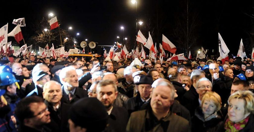 Manifestacja PiS. To tłumy, czy garstka? Była czerwień dla...