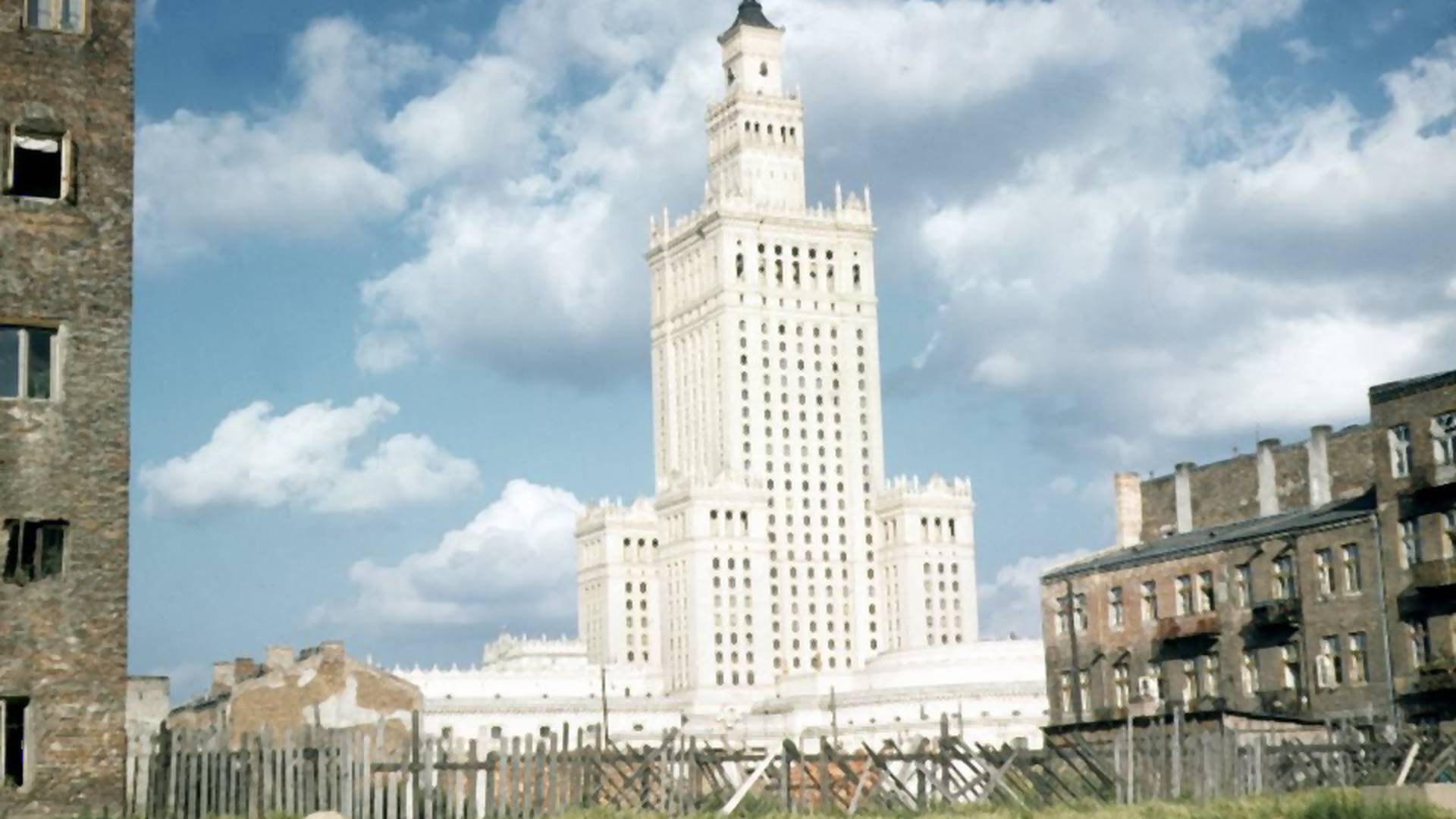 Pałac Kultury najczystszy od 1955 roku. Miasto chwali się zdjęciami