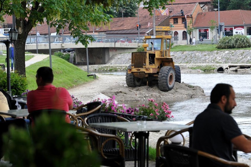 Bageri čiste mulj iz Đetinje kroz centar Užica