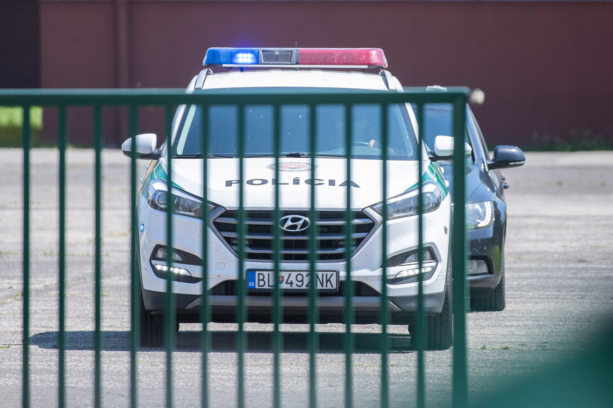 Policajná eskorta priváža obvineného v kauze Ezekiel 7. bývalého vyšetrovateľa finančnej jednotky NAKA Romana Stahla.