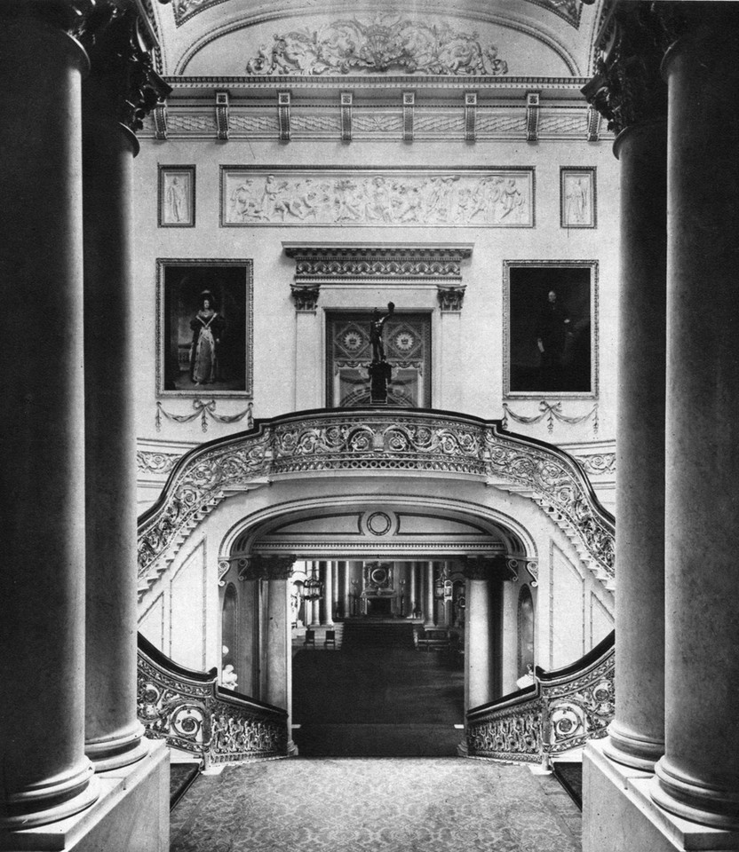 Wnętrza Pałacu Buckingham: schody główne