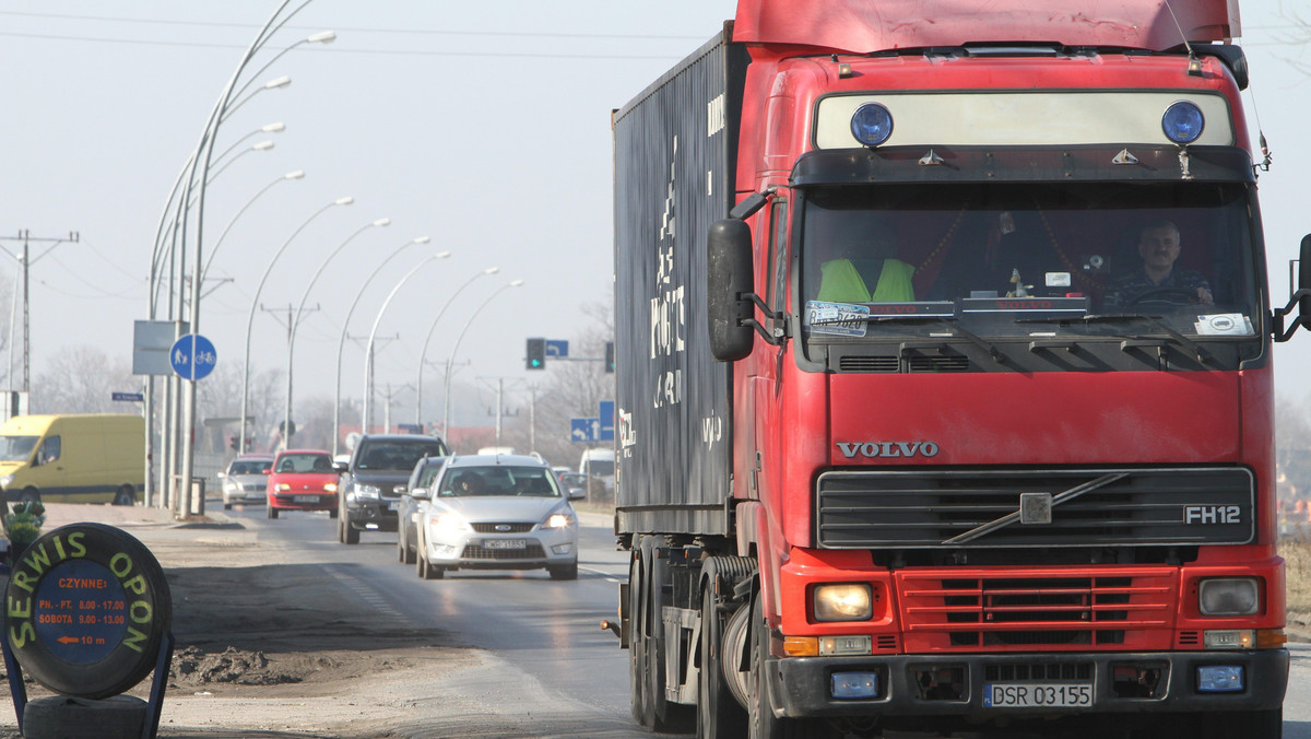 Będą kontrole samochodów ciężarowych na podhalańskich drogach - podaje Radio Kraków. Powodem jest przekraczanie przez kierowców dopuszczonego tonażu. A to powoduje, że wiele dróg nawet tych niedawno wyremontowanych jest zniszczonych.