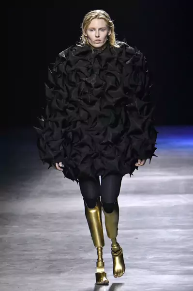 Lauren Wasser podczas pokazu mody w Mediolanie / Gamma-Rapho, Getty Images