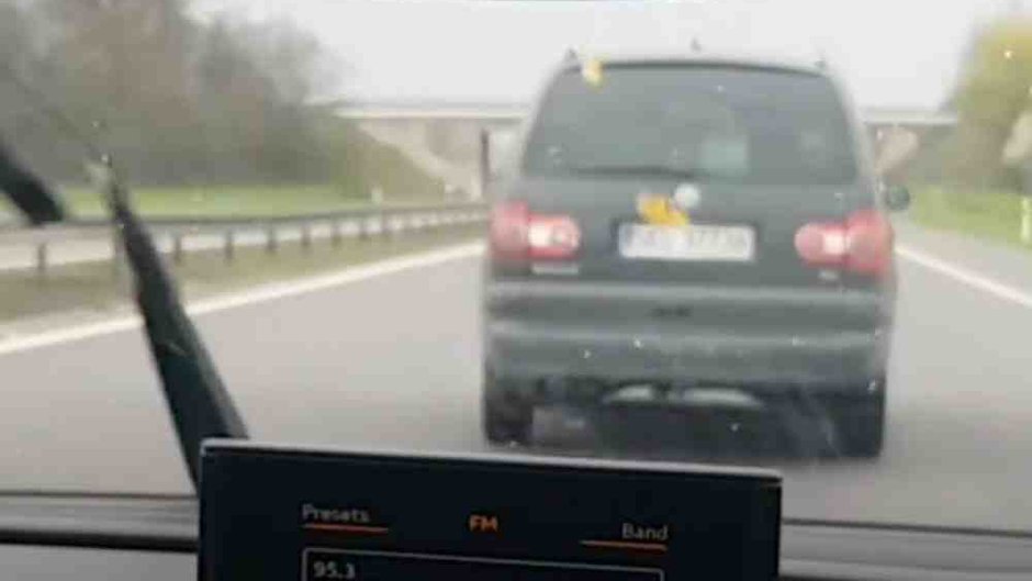 Agresywny kierowca rzucał w innego bananami na autostradzie A4 Źródło: YouTube/Bandyta z kamerką