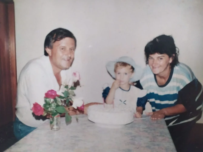 Aleksandra sa mamom i tatom za njen drugi rođendan