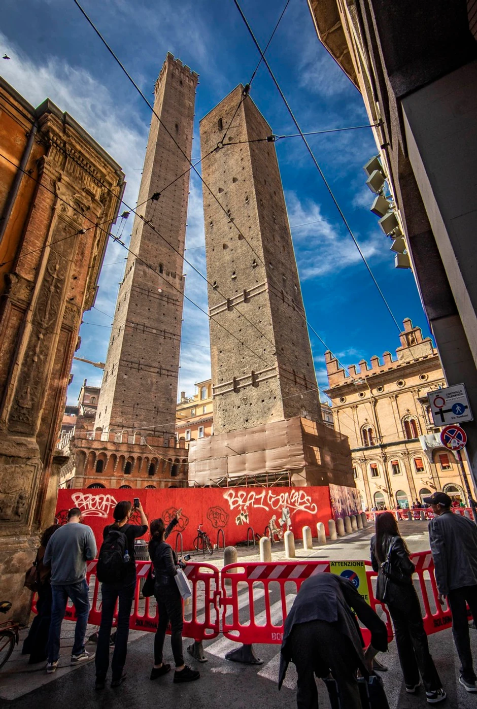 Garisenda toranj u Bolonji je ograđen zaštitnom ogradom
