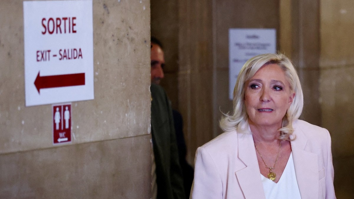 Francúzska krajne pravicová líderka Marine Le Penová odchádza po vynesení rozsudku v jej odvolacom konaní, 7. júla 2026.