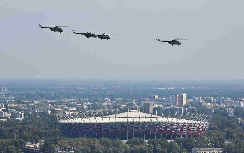 Przelot samolotów i śmigłowców - widok z Pałacu Kultury i Nauki. Parada lotnicza z udziałem samolotów i śmigłowców otworzyła defiladę wojskową, 15 bm. (cat) PAP/Rafał Guz