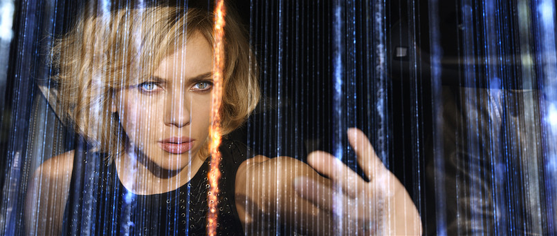 "Lucy" to opowieść o kobiecie (w tej roli oczywiście Scarlett Johansson), która zostaje zmuszona do przemycania narkotyków we własnym organizmie. Substancja dostaje się do jej krwi, zamieniając ją w superczłowieka