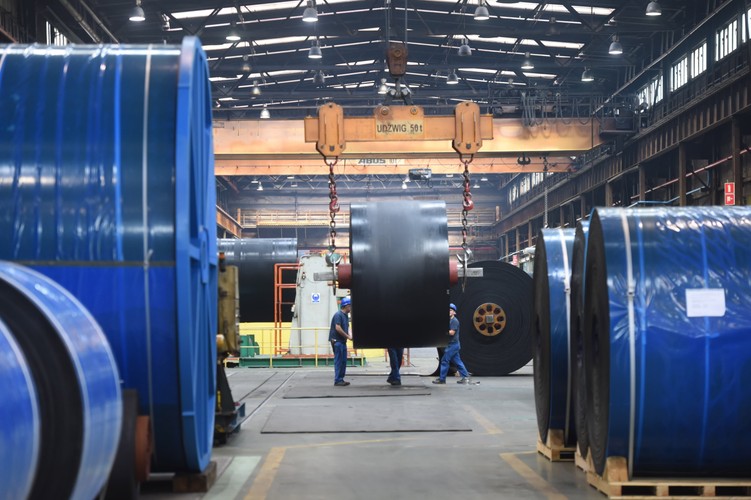 Sempertrans Bełchatów jest największym producentem taśm przenośnikowych z tekstylnymi i stalowymi wzmocnieniami w Polsce i jednym z największych w Europie. Taśmy z zakładów w Rogowcu trafiają przedsiębiorstw przemysłu ciężkiego, m.in. do kopalń, hut, cementowni, portów.  
<br><br>
(gm/zuz) PAP/Grzegorz Michałowski