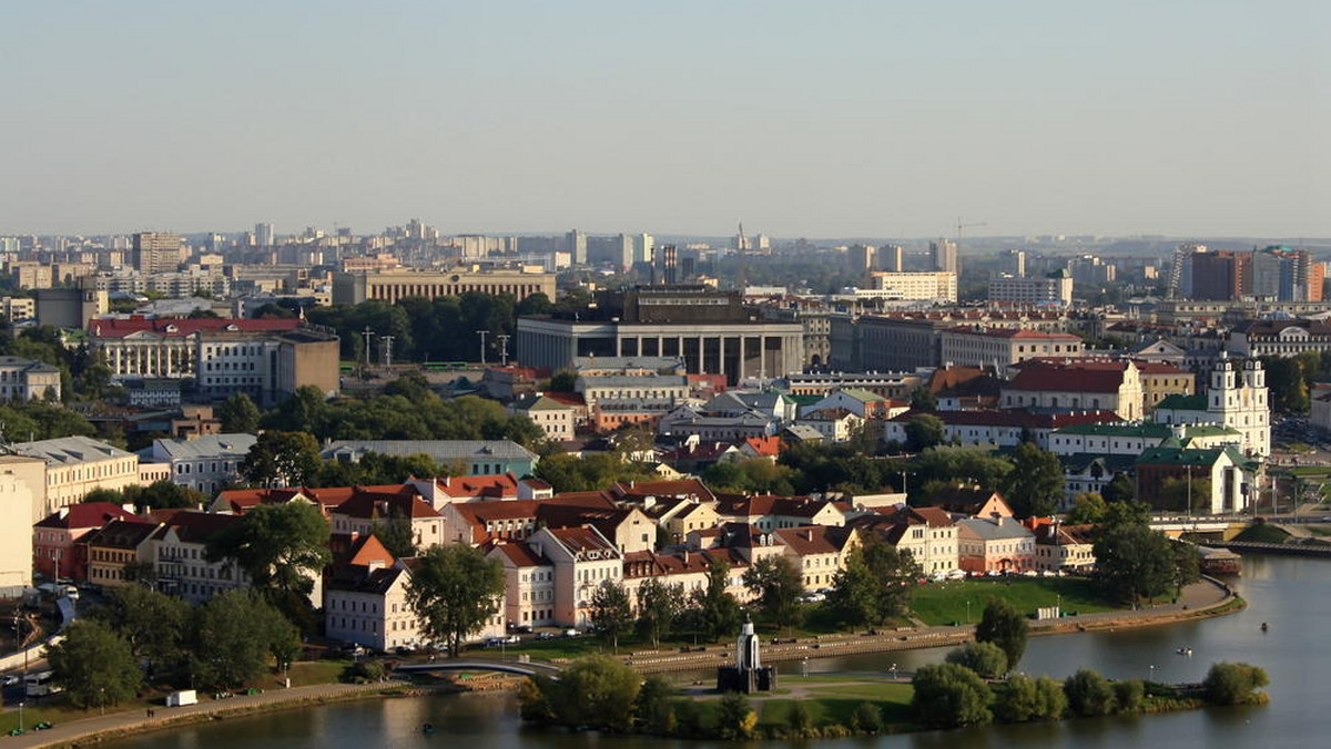 Białoruskie władze wystawiły na sprzedaż pałac Radziwiłłów znajdujący się w miejscowości Połoneczka w obwodzie brzeskim. Znajdujący się w opłakanym stanie obiekt o powierzchni ponad półtora tysiąca metrów kwadratowych można kupić za 500 milionów rubli, czyli równowartość 150 tysięcy złotych.