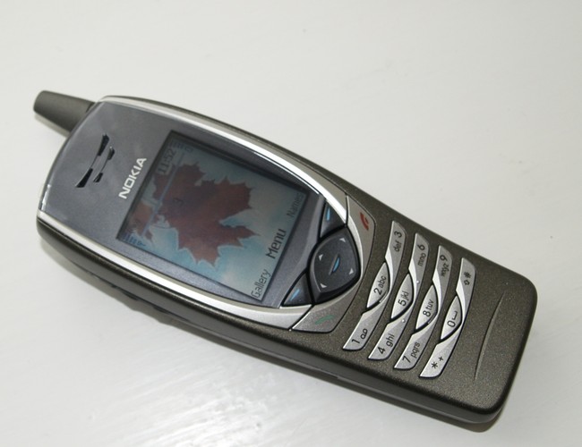 <b>2002 – 3G</b>
<br><br>
Na rynku pojawia się Nokia 6650, pierwszy telefon komórkowy 3G, który umożliwiał przeglądanie zasobów sieci.