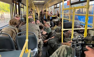 Zełenski: W najbliższym czasie zostaną wywiezieni wszyscy z Azowstalu