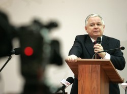 Prezydent naśladuje Tuska. Rezygnuje z TVP