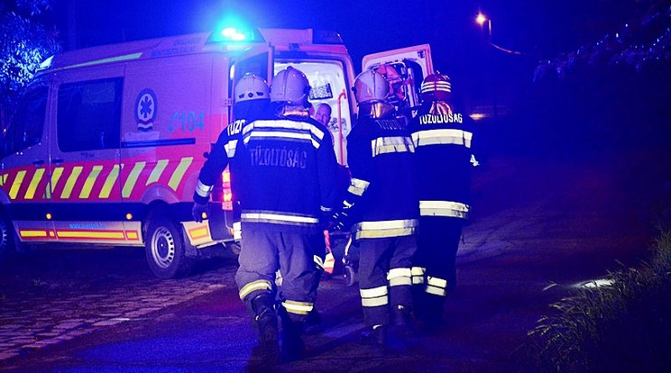 A tűzoltók mentették ki az autóst / Fotó: Szabadi Bálint tűzoltó zászlós, Fővárosi Katasztrófavédelmi Igazgatóság, videostúdió