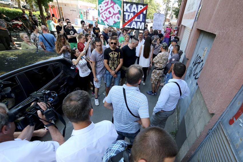 Veliki broj ljudi okupio se da spreči ulaz izvršitelja u Tatjanin stan