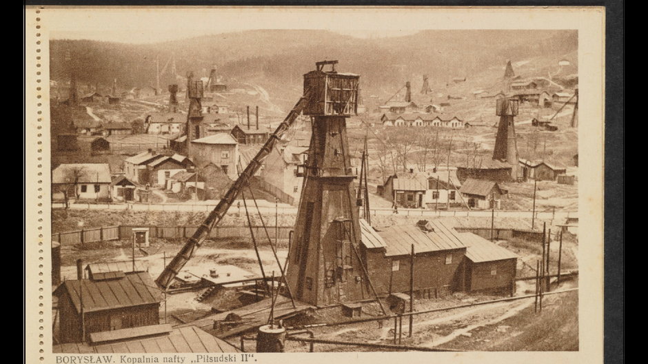 Pocztówka przedstawiająca kopalnię nafty "Piłsudski II" w Borysławiu