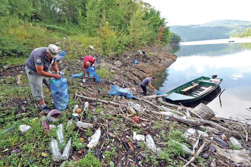 Na teritoriji Srbije postoji oko 3.500 divljih deponija, dok nezvanične brojke idu i do 30.000. Mnoge od njih su na obalama