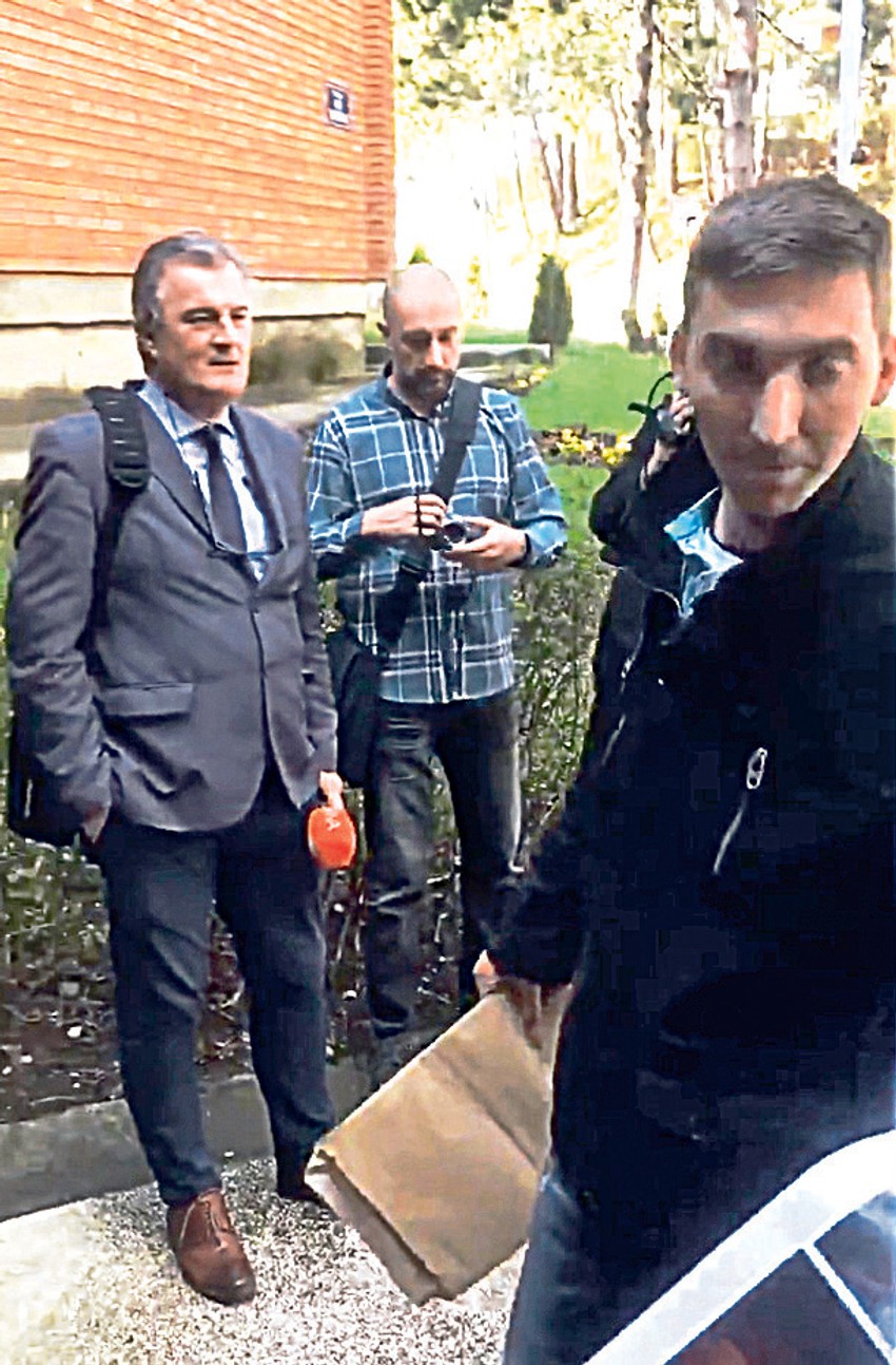 Deljenje foto-montaža pred sudom zabeleženo je i na video-snimku