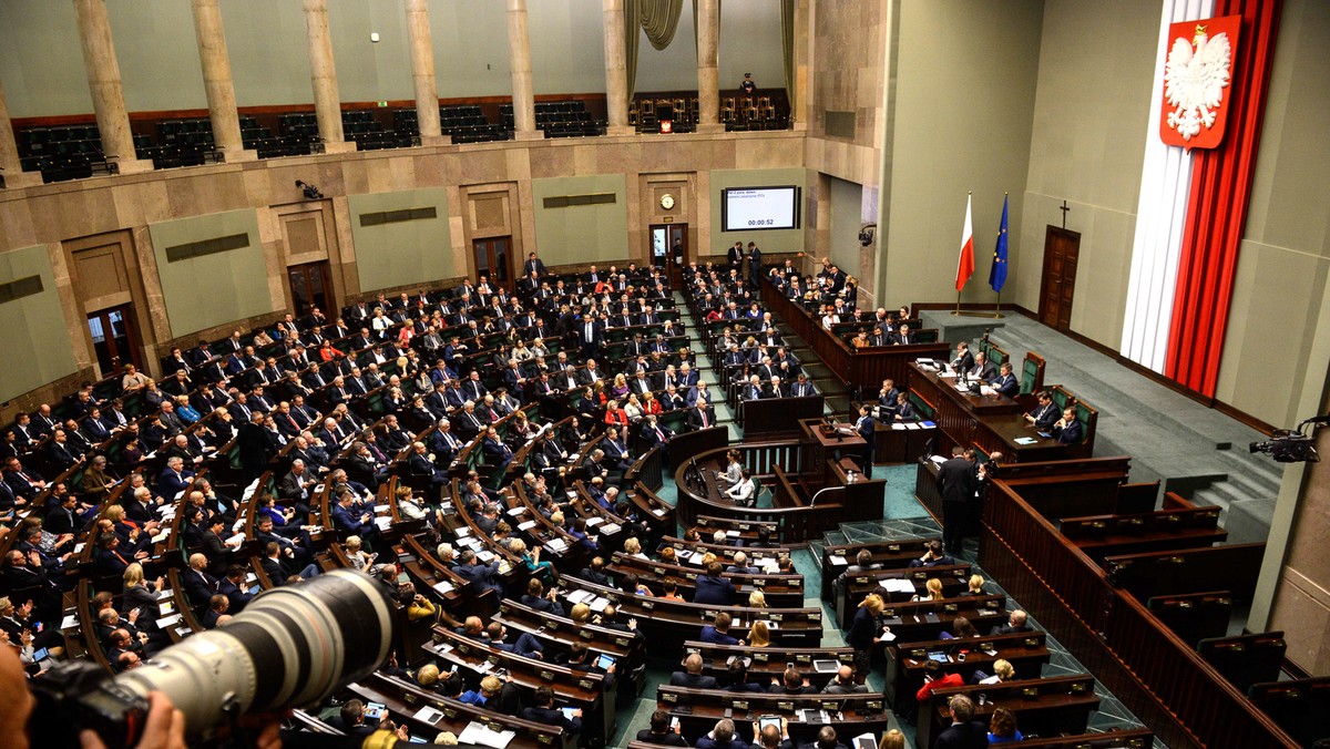 Posłowie przyjęli wspólną "Deklarację pamięci i solidarności Sejmu Rzeczypospolitej Polskiej i Rady Najwyższej Ukrainy". Mówi ona m.in. o potrzebie bezstronnych badań historycznych i potrzebie "powstrzymywania sił, które prowadzą do sporów w naszych państwach".