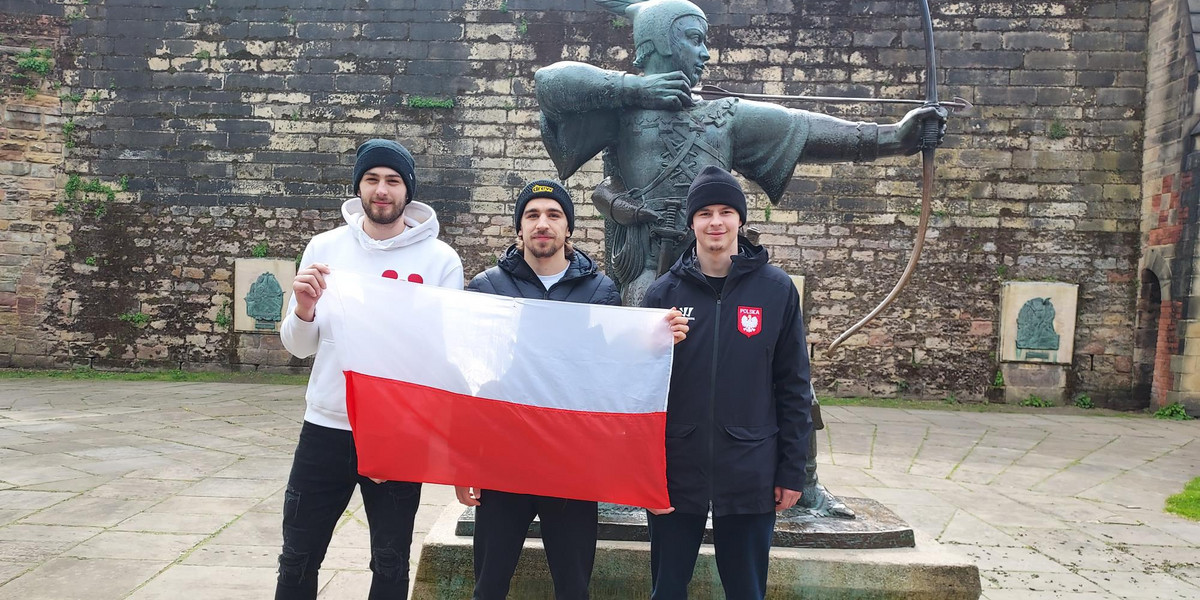 Pod pomnikiem Robin Hooda w Nottingham. Od lewej: Paweł Zygmunt, Dominik Paś i Kamil Wałęga.